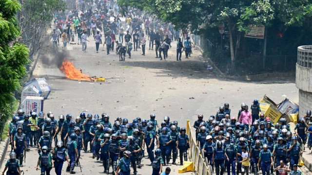 Les manifestants anti-quota affrontent la police à Dhaka le 18 juillet 2024.