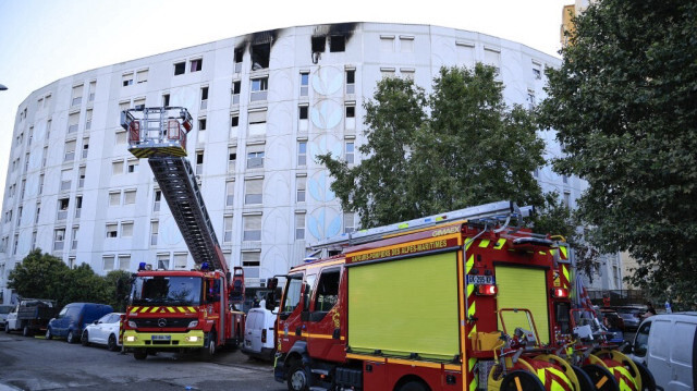 Les pompiers français après avoir éteint l'incendie qui s'est déclaré pendant la nuit dans un immeuble résidentiel d'un quartier populaire de la ville de Nice, ayant tué sept personnes, dans le sud de la France, le 18 juillet 2024. 