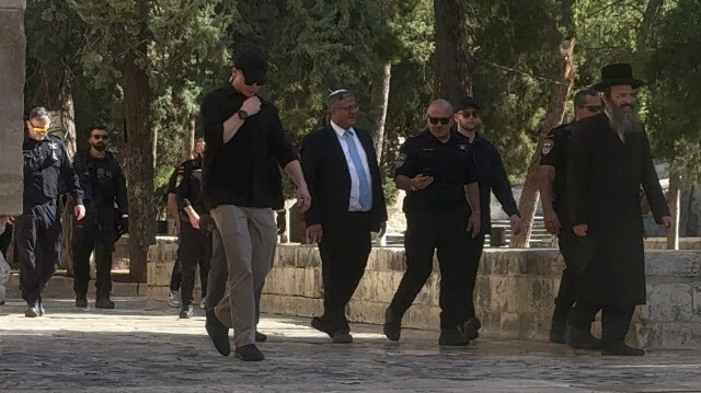 Le ministre israélien de la sécurité nationale, Itamar Ben-Gvir (C), pénètre de force dans le complexe de la mosquée Al-Aqsa, sous la protection de la police, à Jérusalem-Est, le 18 juillet 2024.