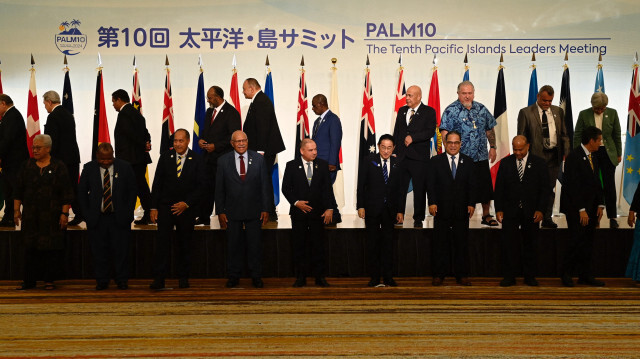 Kishida Fumio, Premier ministre du Japon, et des représentants des 18 membres du Forum des îles du Pacifique (FIP), les Îles Cook, les États fédérés de Micronésie, Fidji, Kiribati, les Îles Marshall, Nauru, Niue, Palau, Papouasie-Nouvelle-Guinée, Samoa, Îles Salomon, Tonga, Tuvalu, Vanuatu, Polynésie française, Nouvelle-Calédonie, Australie et Nouvelle-Zélande , au 10e Sommet des leaders des îles du Pacifique (PALM10) le 18 juillet 2024 à Tokyo, Japon.