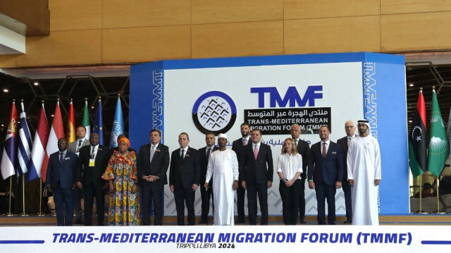 Le Premier ministre intérimaire libyen Abdulhamid Dbeibah (4e G), le président tchadien Mahamat Idriss Deby Itno (5e G), le Premier ministre italien Giorgia Melon (3e G) et d'autres dirigeants posent lors du Forum transméditerranéen sur les migrations, à Tripoli, capitale de la Libye, le 17 juillet 2024 lors du Forum transméditerranéen de la migration, qui réunit des gouvernements africains et européens et vise à forger une nouvelle stratégie pour les projets de développement dans les pays de départ.