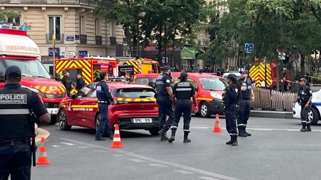 Des sources policières et proches de l'enquête avaient indiqué plus tôt dans la soirée qu'une personne, passager du véhicule, avait été interpellée et qu'elle était positive aux stupéfiants et à l'alcool.