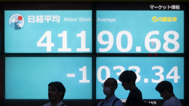 Sur une affiche électronique on peut voir le cours de clôture moyen du Nikkei, à la Bourse de Tokyo, le 12 juillet 2024.