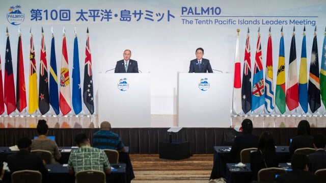 Le Premier ministre des îles Cook, Mark Brown (à gauche), et le Premier ministre du Japon, Fumio Kishida, assistent à la conférence de presse conjointe suivant la 10e Réunion des dirigeants des îles du Pacifique (PALM10) à Tokyo le 18 juillet 2024.