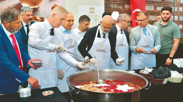 5 dev kazanda toplam 20 bin kişilik aşure İstanbul Valisi Davut Gül, Fatih Belediye Başkanı M. Ergün Turan, İl Kültür ve Turizm Müdürü Coşkun Yılmaz ve Mısır Çarşısı esnafının katılımıyla vatandaşlara ikram edildi.