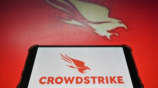 Des écrans affichant des logos de "CrowdStrike", une société américaine de technologie de cybersécurité, à Goyang, le 19 juillet 2024.