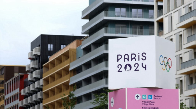 Cette photographie montre un panneau de Paris 2024 sur le site du Village olympique où seront logés les athlètes à Saint-Denis, une banlieue voisine de Paris, le 2 juillet 2024. 