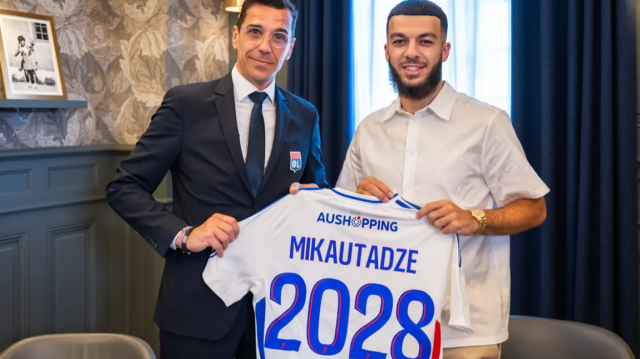 Le joueur géorgien Georges Mikautadze signe jusqu'en 2028 avec l'Olympique Lyonnais, le 18 juillet 2024.