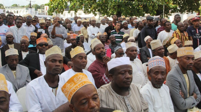 Trente-six chiites ont été arrêtés aux Comores pour avoir célébré l'Achoura, une fête religieuse importante. Les autorités invoquent la constitution qui autorise uniquement la pratique de l'islam sunnite.  