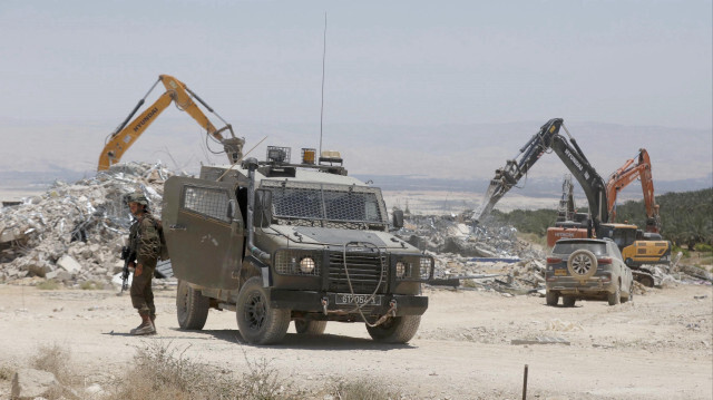 Les forces de l'armée israélienne ont démoli quatre maisons palestiniennes avec des engins lourds lors de leur raid dans la zone historique de Kasr Hisham à Jéricho, Cisjordanie, le 18 juillet 2024.