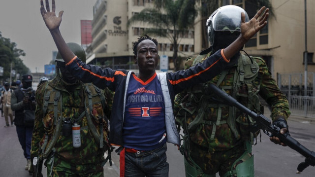 Des policiers anti-émeutes kenyans arrêtent un manifestant lors des manifestations anti-gouvernementales à Nairobi, le 16 juillet 2024.