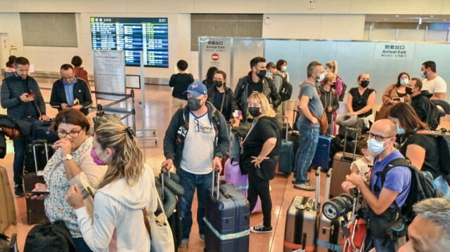 Un groupe de touristes arrivant au terminal international de l'aéroport Haneda de Tokyo.