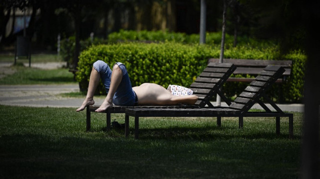 Un homme se repose sur un banc à Sofia, capitale de la Bulgarie, en pleine canicule, le 18 juillet 2024.