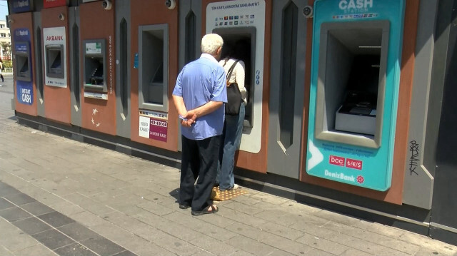 Para çekmek için ATM'lerin önüne gelenler, başka ATM'lere yönlendirildi.