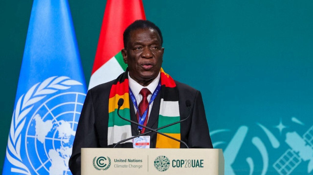 Le président du Zimbabwe, Emmerson Mnangagwa, s'exprime lors du segment de haut niveau pour les chefs d'État et de gouvernement lors du sommet des Nations unies sur le climat à Dubaï, le 1er décembre 2023.