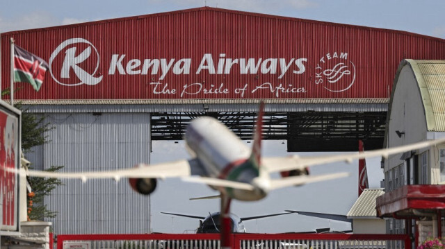 La maquette d'un Boeing 787-8 Dreamliner portant le logo de la compagnie nationale du Kenya, Kenya Airways (KQ), devant le siège de Kenya Airways à Nairobi, le 6 février 2024. 