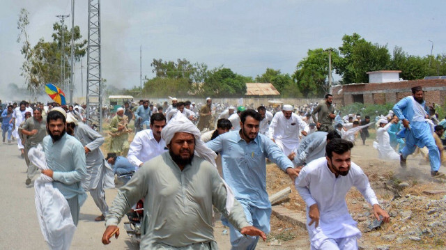 Des manifestants courent alors que des coups de feu éclatent lors d'un rassemblement de protestation contre l'opération militaire au Pakistan, à Bannu, à quelque 40 kilomètres de l'Afghanistan, le 19 juillet 2024.