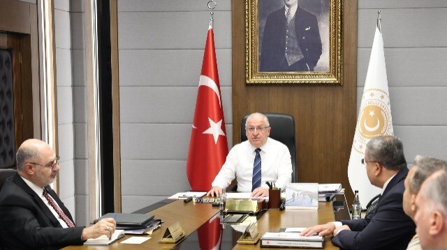 Bakan Güler, yurt içindeki ve sınır ötesindeki birlik komutanlarıyla video konferans toplantısı gerçekleştirdi.
