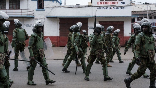 La police anti-émeute kenyane patrouille lors d'une manifestation prévue à la suite d'une protestation meurtrière à l'échelle nationale contre un projet de loi fiscale controversé qui a fait plus de 20 morts dans le centre de Nairobi, le 27 juin 2024. 