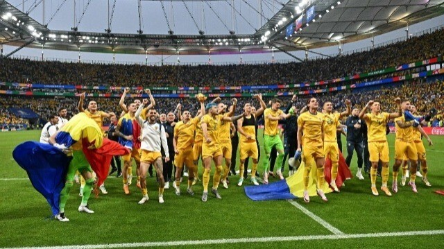 Les joueurs de la Roumanie célèbrent leur victoire face à la Slovaquie lors de l'Euro 2024, à Francfort, le 26 juin 2024.