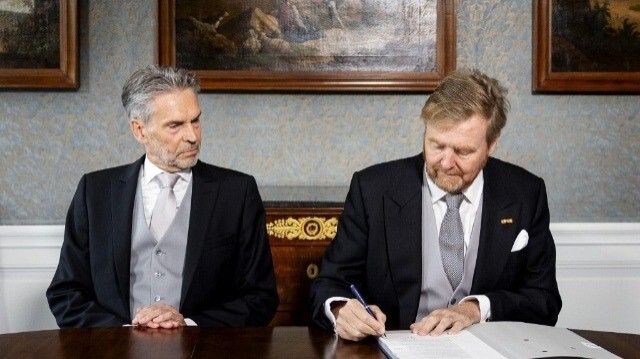 Le nouveau Premier ministre néerlandais Dick Schoof et le roi Willem-Alexander des Pays-Bas (D) signent les décrets royaux au palais Huis ten Bosch à La Haye, le 2 juillet 2024.