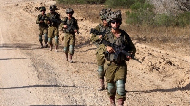 Des soldats de l'armée d'occupation patrouillent autour d'une position le long de la frontière sud d'Israël avec la Bande de Gaza.