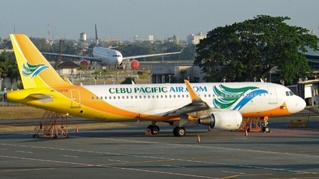 Un Airbus A320 de Cebu Pacific est stationné sur le tarmac de l'aéroport international de Manille. 