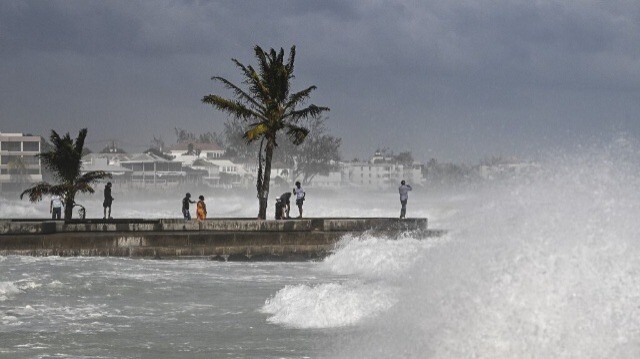 Jetée lors d'une marée haute après le passage de l'ouragan Béryl à Oistins près de Bridgetown, Barbade, le 1er juillet 2024.