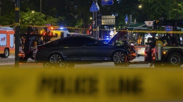Des secouristes et des véhicules sont vus près d'une voiture impliquée dans un accident qui a fait au moins neuf morts, à Séoul, le 1er juillet 2024.