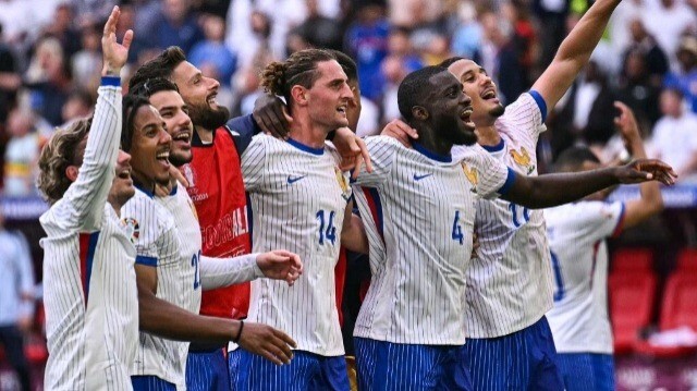 L'équipe de France célèbre sa qualification en quart de finale de l'Euro 2024 suite à sa victoire face à la Belgique, à Düsseldorf, le 1er juillet 2024.  