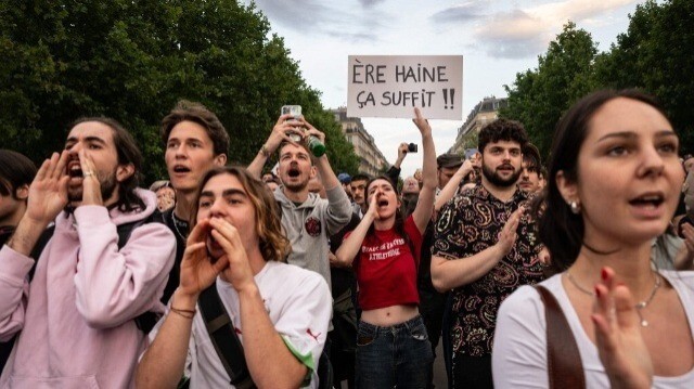 Des manifestants lors d'un rassemblement après l'annonce des résultats du premier tour des élections législatives françaises, place de la République à Paris, le 30 juin 2024.