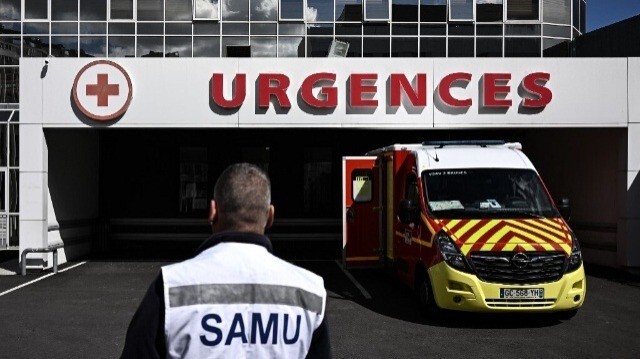 Un membre du SAMU se tient devant l'entrée du service des urgences d'un hôpital polyclinique, à Bordeaux, dans le sud-ouest de la France, le 17 avril 2024.