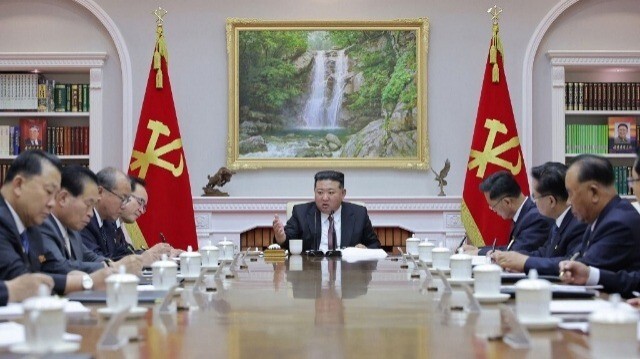 Le dirigeant nord-coréen Kim Jong Un (C) assistant à la 21e réunion du Bureau politique du 8e Comité central du Parti du travail de Corée dans un lieu non divulgué en Corée du Nord, le 2 juillet 2024.