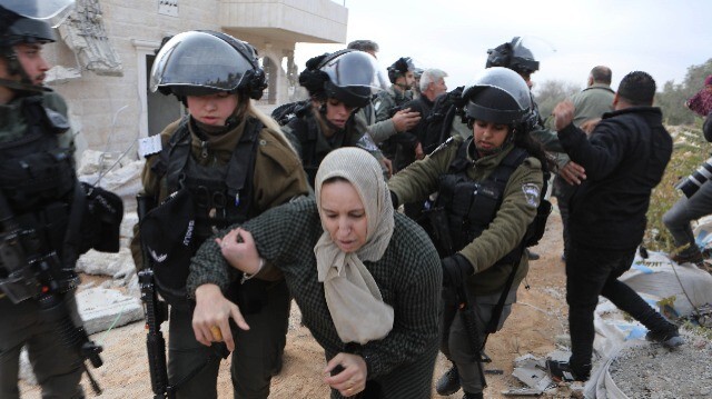 Les forces israéliennes arrêt des Palestiniens à Hébron, en Palestine occupée.