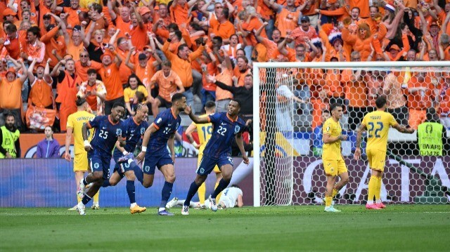 Hollandalı futbolcuların gol sevinci.