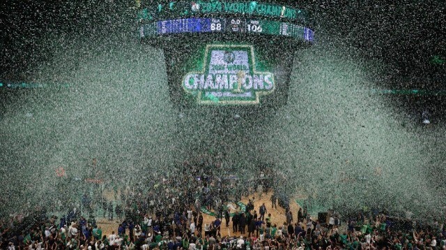 Les Boston Celtics célébrant leur 18e titre de champion NBA, le 17 juin 2024 à Boston, Massachusetts.