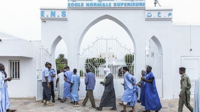 Les électeurs font la queue au bureau de vote installé à l'Ecole Nationale Supérieure de Nouakchott le 29 juin 2024. 