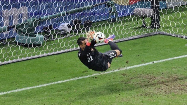 Diogo Costa lors de la séance de tirs au but du match de huitième de finale de l'Euro 2024 entre le Portugal et la Slovénie à Francfort, le 1er juillet 2024.  