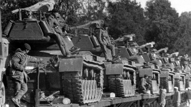 Des soldats turcs attendent près de leurs chars à Ankara en décembre 1967, avant le départ pour Mersin et ensuite pour Chypre.