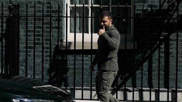 Le président ukrainien Volodymyr Zelensky lève le pouce en quittant le 10 Downing Street dans le centre de Londres, le 19 juillet 2024.