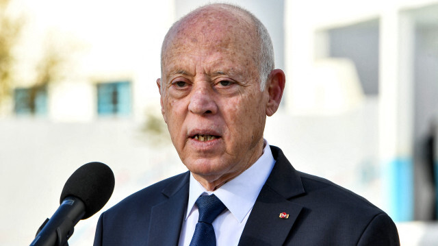 Le président tunisien Kais Saied s'adressant aux journalistes après avoir voté lors des élections locales de 2023 dans la localité de Mnihla, dans la province de l'Ariana, à la périphérie de Tunis, le 24 décembre 2023. M. Saied, au pouvoir depuis 2019, a annoncé le 19 juillet 2024 qu'il briguerait un nouveau mandat de cinq ans lors des élections prévues le 6 octobre.