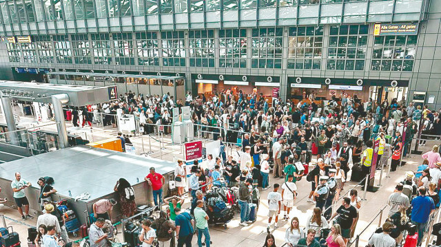 Hamburg Havalimanı'nda sistem çökünce yoğunluk yaşandı.