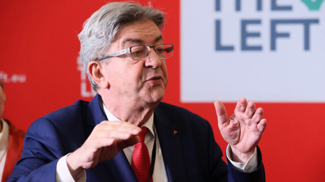 Le fondateur du parti de gauche français La France Insoumise (LFI), Jean-Luc Mélenchon, donnant une conférence de presse en marge d'une réunion avec le groupe de la Gauche au Parlement européen à Bruxelles, le 10 juillet 2024.