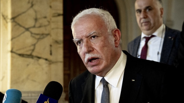 Le ministre des affaires étrangères Riyad Al-Maliki tient une conférence de presse à la suite de la décision de la Cour internationale de justice (CIJ) à La Haye, le 19 juillet 2024. 