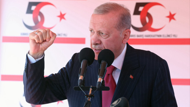 Le président turc Recep Tayyip Erdogan s'exprimant lors du programme de célébration du 50e anniversaire de l'Opération de paix à Chypre dans la République turque de Chypre du Nord (RTCN), le 20 juillet 2024, à Lefkosia, en République turque de Chypre du Nord.