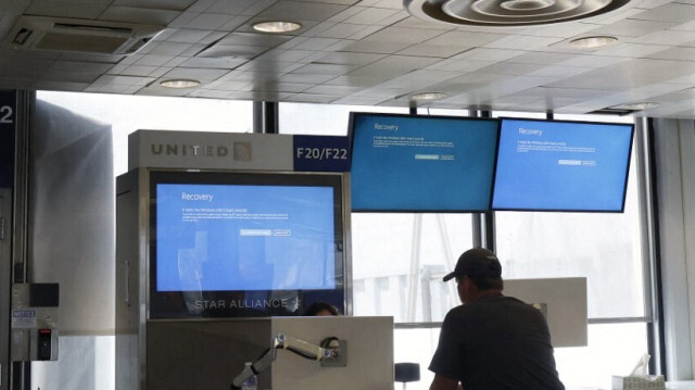 Les écrans d'information sur les vols affichent une fenêtre de récupération dans le deuxième terminal de l'aéroport international O'Hare de Chicago, le 19 juillet 2024 à Chicago, dans l'Illinois.