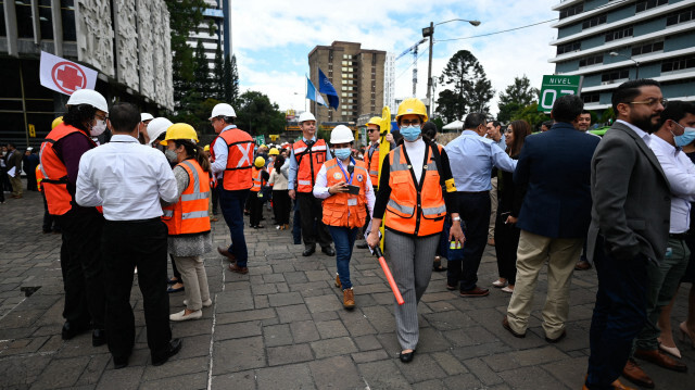 Des personnes participant à un exercice de simulation de tremblement de terre à Guatemala City le 3 février 2023, un jour avant l'anniversaire du tremblement de terre de 1976 qui a tué 23 000 personnes.
