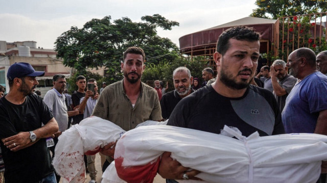 Des personnes en deuil transportent les corps des membres de la famille Qadih vers un cimetière à Khuzaa, dans le sud de la bande de Gaza, le 21 juillet 2024. 