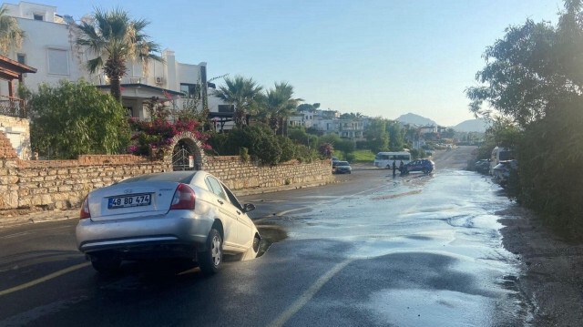 Otomobil çukura düşerek mahsur kaldı.