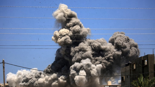 De la fumée s'élève d'un bâtiment touché par une frappe israélienne à Nuseirat, dans le centre de la bande de Gaza, le 20 juillet 2024.